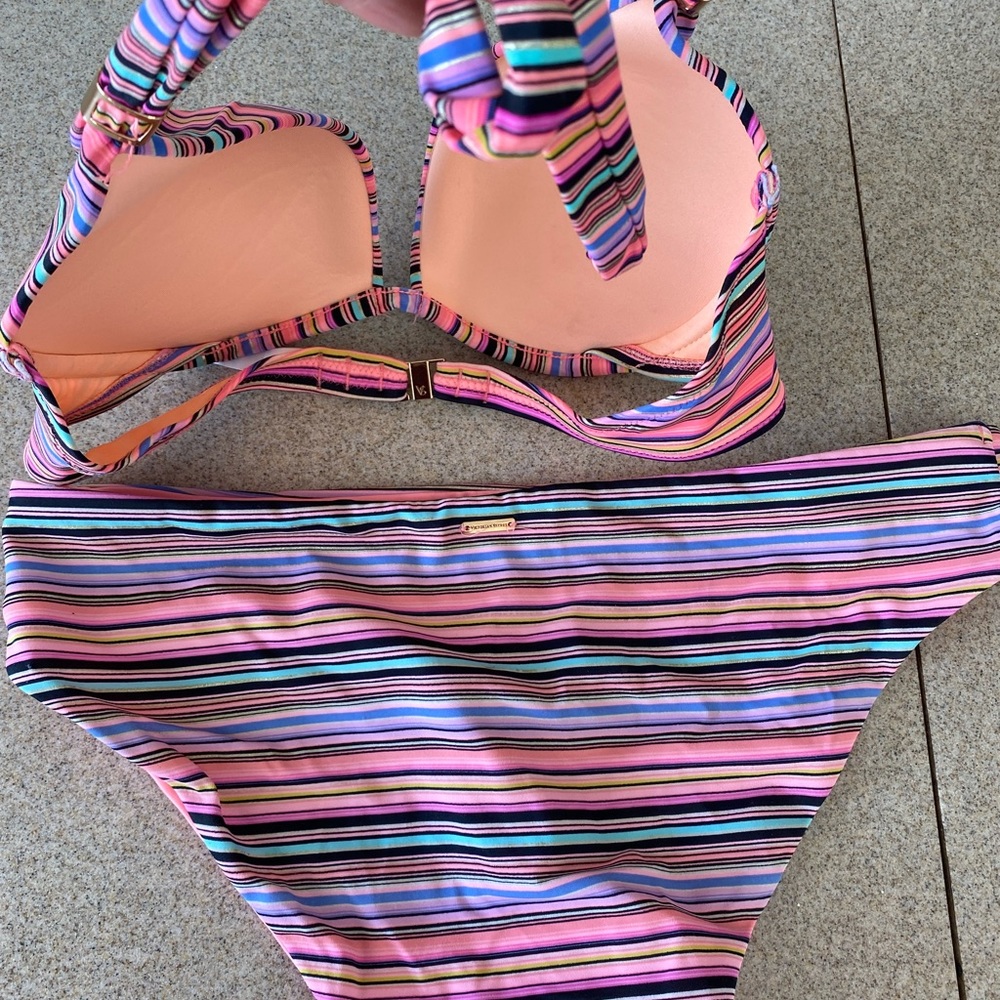 Top is a 34C push-up and bottoms are medium!